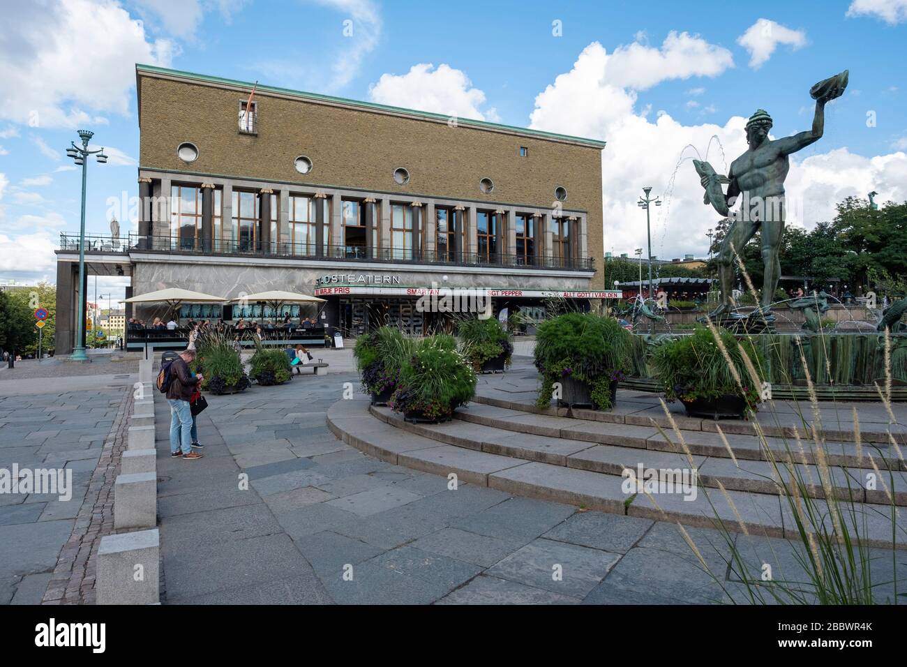 Il Teatro cittadino di Gothenburg e la statua di Poseidone si affiorano a Götaplatsen, Gothenburg, Svezia, Europa Foto Stock