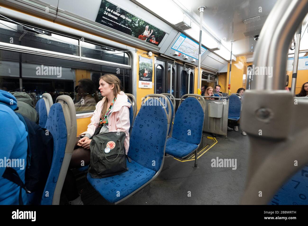 Giovane donna seduta da sola e con vista sulla finestra in tram a Gothenburg, Svezia, Europa Foto Stock