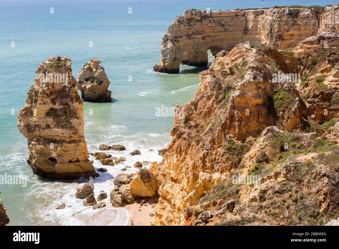 Costa rocciosa a ovest di Alporchinhas, Algarve, Portogallo Foto Stock