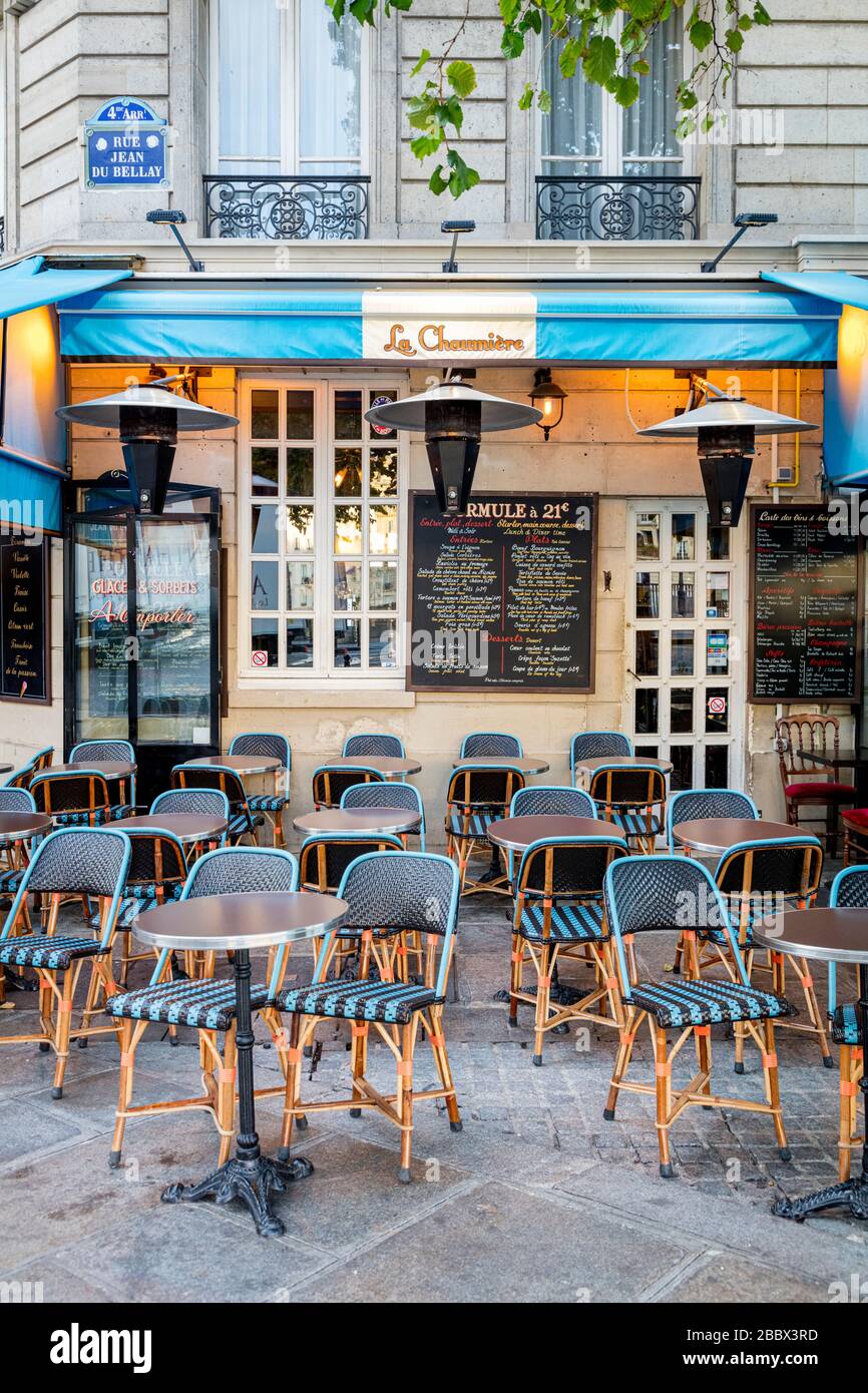 Posti a sedere all'aperto presso la Chaumiere (The Cottage) - un cafe' sull'Ile Saint Louis, Parigi, Ile-de-France, Francia Foto Stock