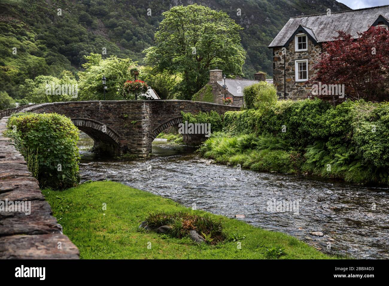 Ponte sul Fiume Glaslyn a Beddgelert, Parco Nazionale di Snowdonia, Gwynedd, Wales, Regno Unito Foto Stock