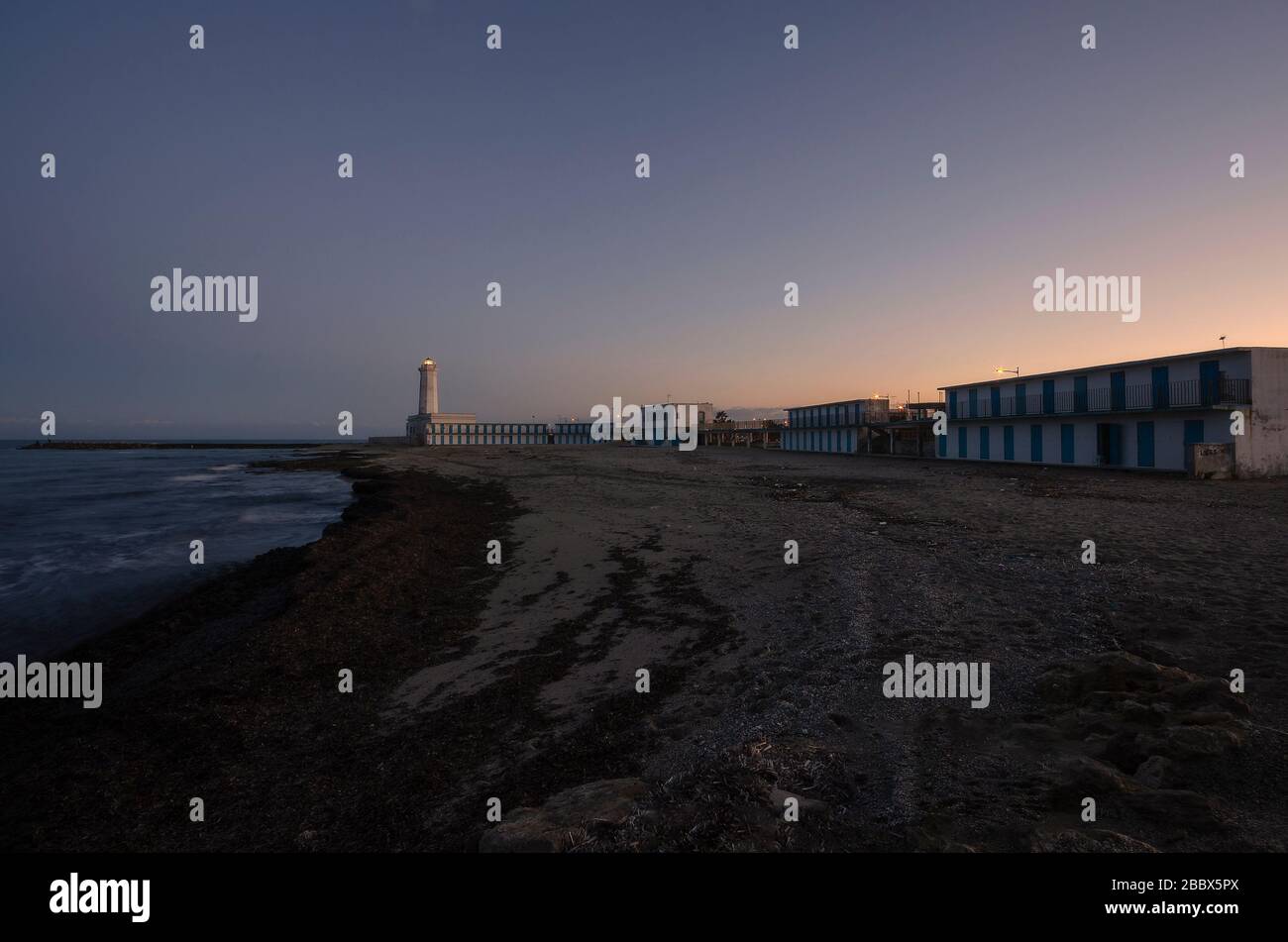 Lunga esposizione in una giornata torbida nel Salento. Foto Stock