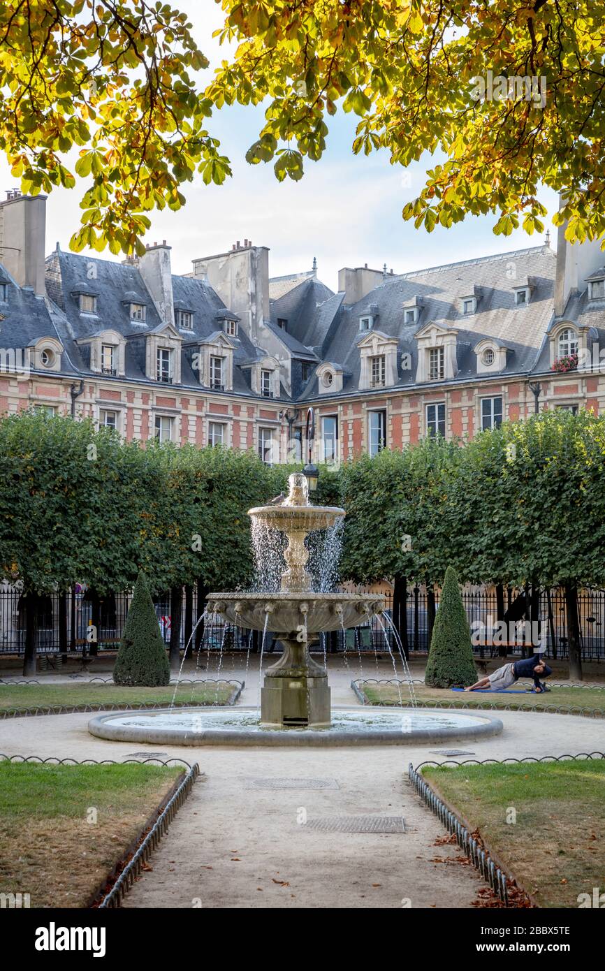 Esercizio di prima mattina a Place des Vosges nel Marais, Parigi, Ile-de-France, Francia Foto Stock