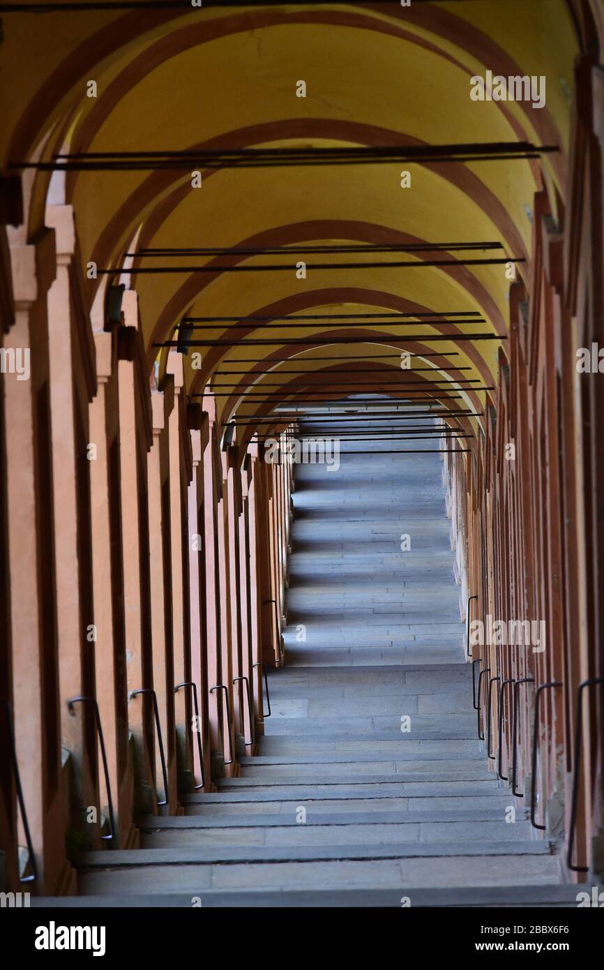 Bologna, Italia. 1st Apr, 2020. Il Portico di San Luca è visto vuoto a Bologna, Italia, il 1° aprile 2020. L'Italia ha registrato un totale di 110.574 casi di COVID-19 a partire da mercoledì, e il numero dei decessi è stato di 13.155, secondo nuovi dati rilasciati dal Dipartimento della protezione civile del paese che gestisce la risposta alle emergenze nazionali. Credito: Gianni Schicchi/Xinhua/Alamy Live News Foto Stock