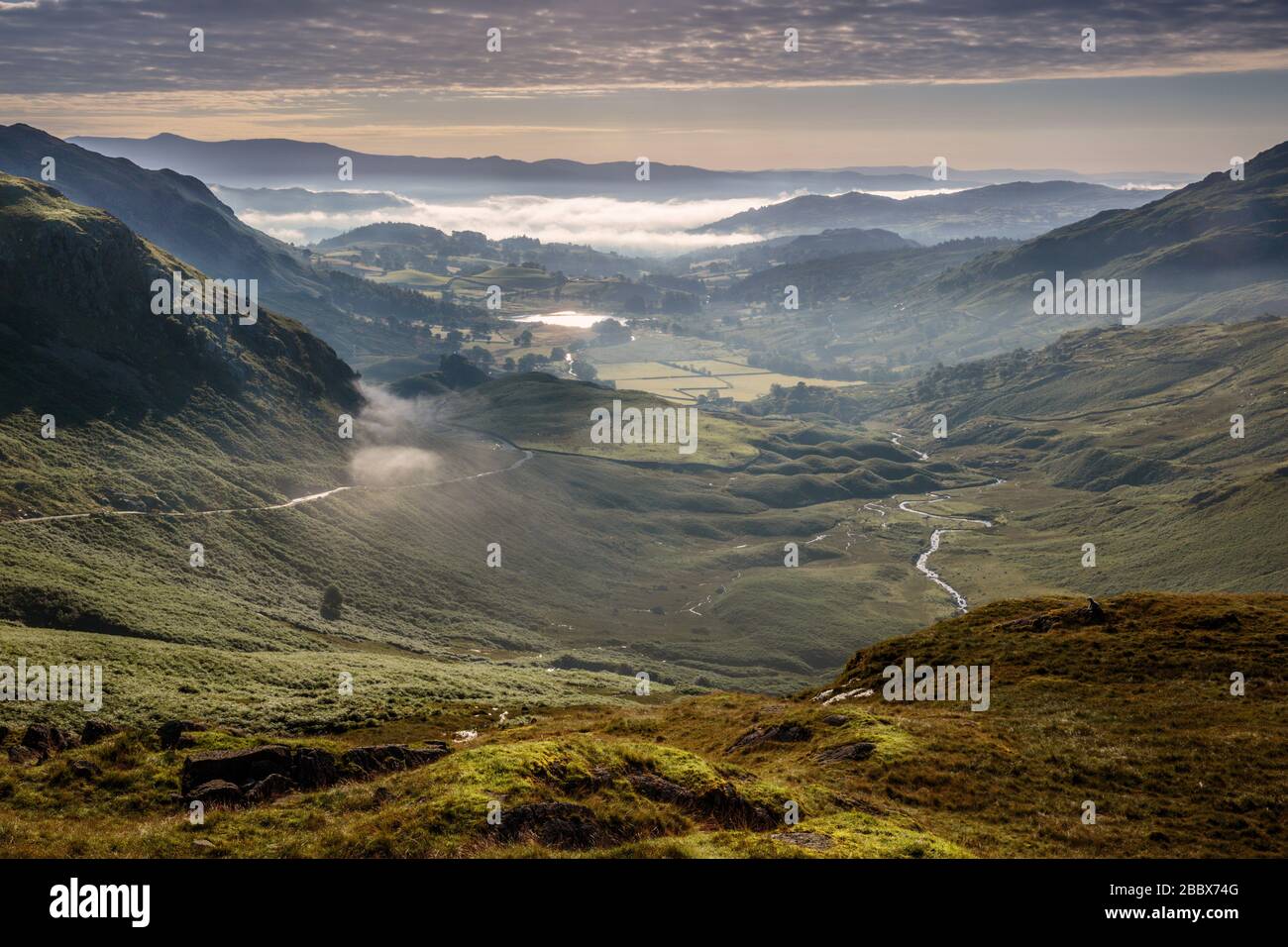 Wrynose Pass nel Lake District National Park, Cumbria, Inghilterra, guardando verso Little Langdale. Foto Stock