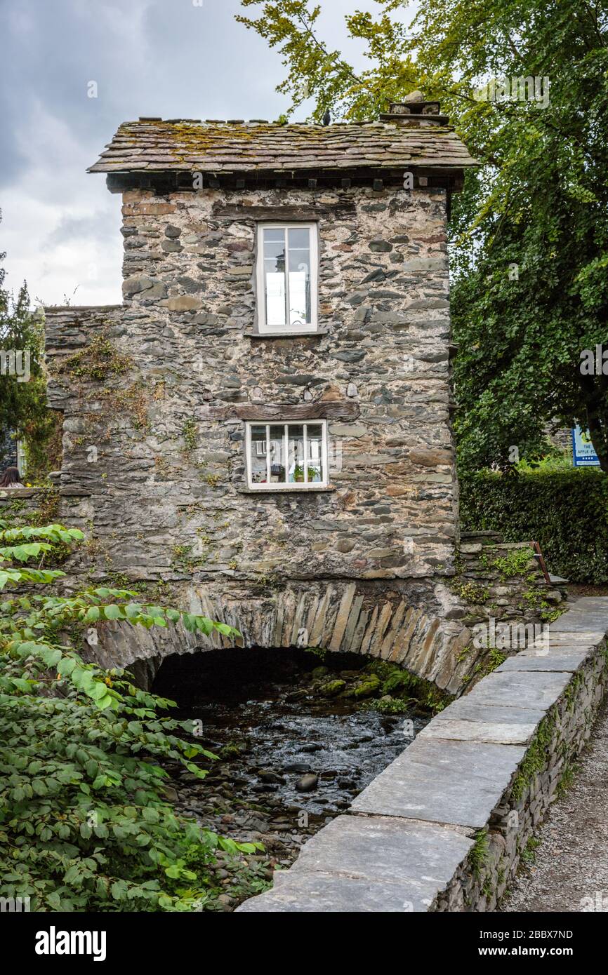 Il 17 ° secolo Bridge House Over Stock Beck a Ambleside, Lake District National Park, Cumbria, Inghilterra Foto Stock