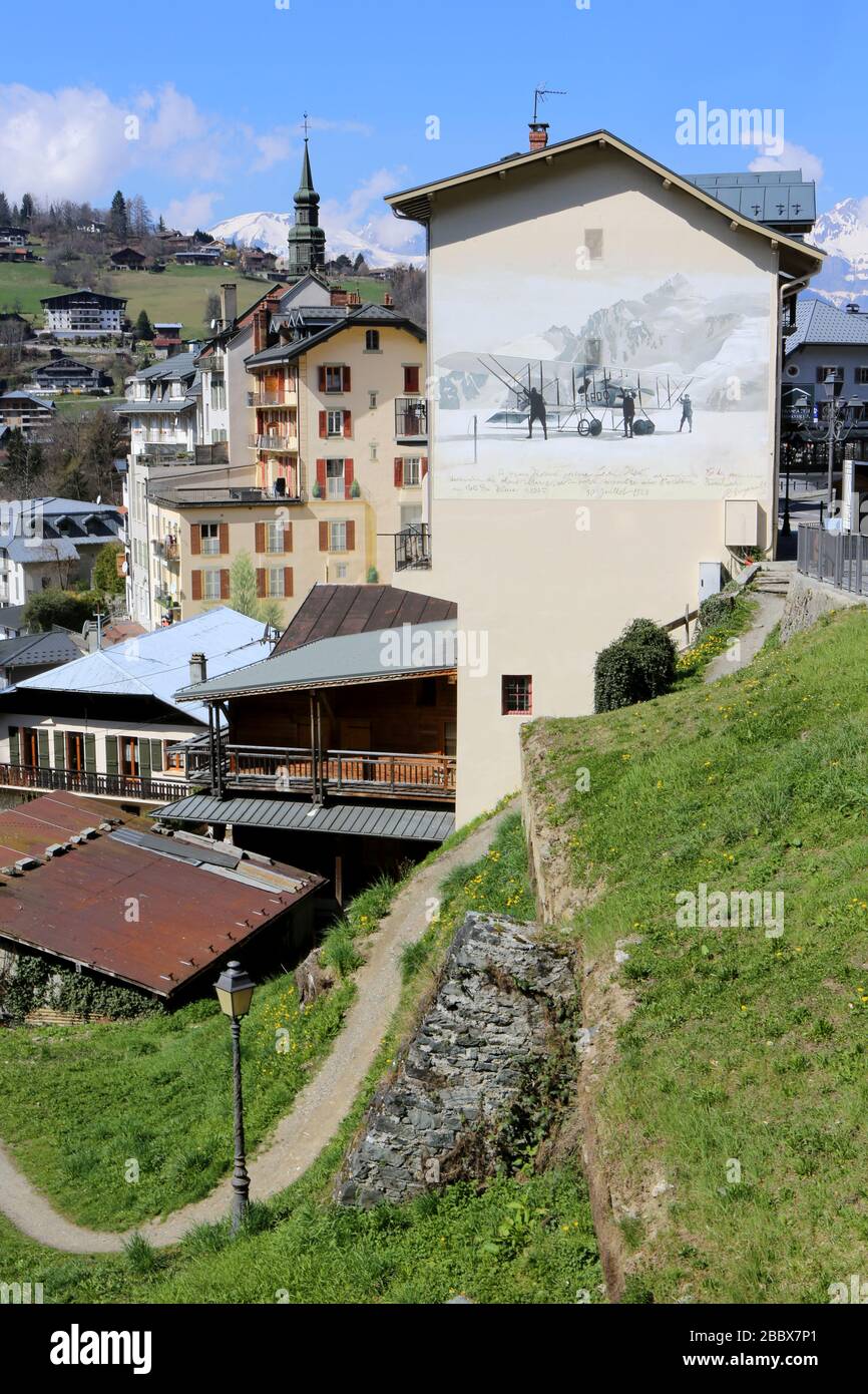 Resque représentant l'exploit de l'aviateur genevois François Durafour peinte par les artistes Irsut et Zoer en 2016. Saint-Gervais-les-Bains. Foto Stock