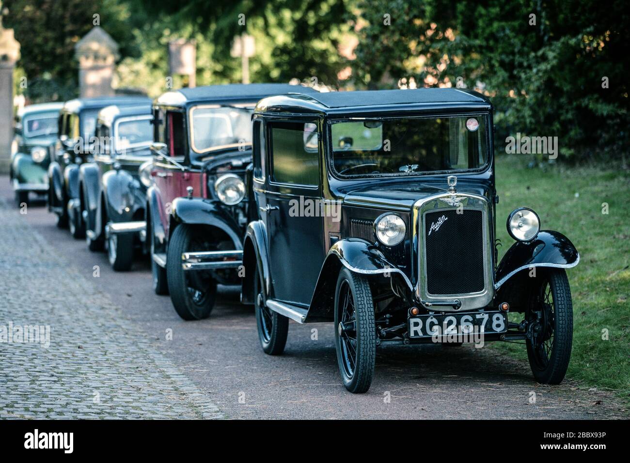 Una linea di auto d'epoca capeggiata da un Austin Seven RN BOX 2678 SALOON RG 1932, Papplewick Pumping Station 1940's event, England Foto Stock