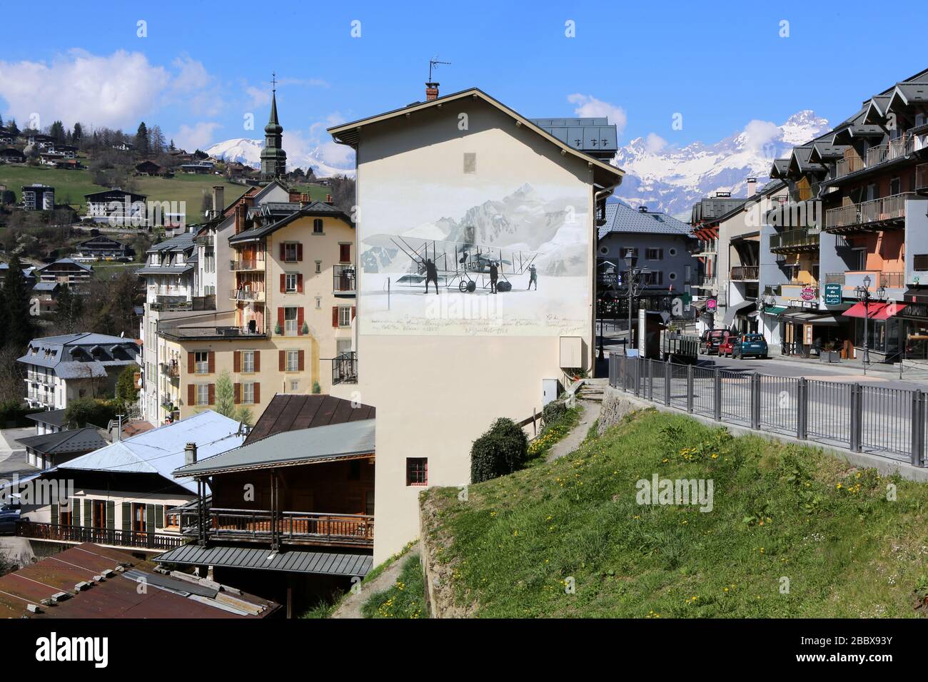 Resque représentant l'exploit de l'aviateur genevois François Durafour peinte par les artistes Irsut et Zoer en 2016. Saint-Gervais-les-Bains. Foto Stock