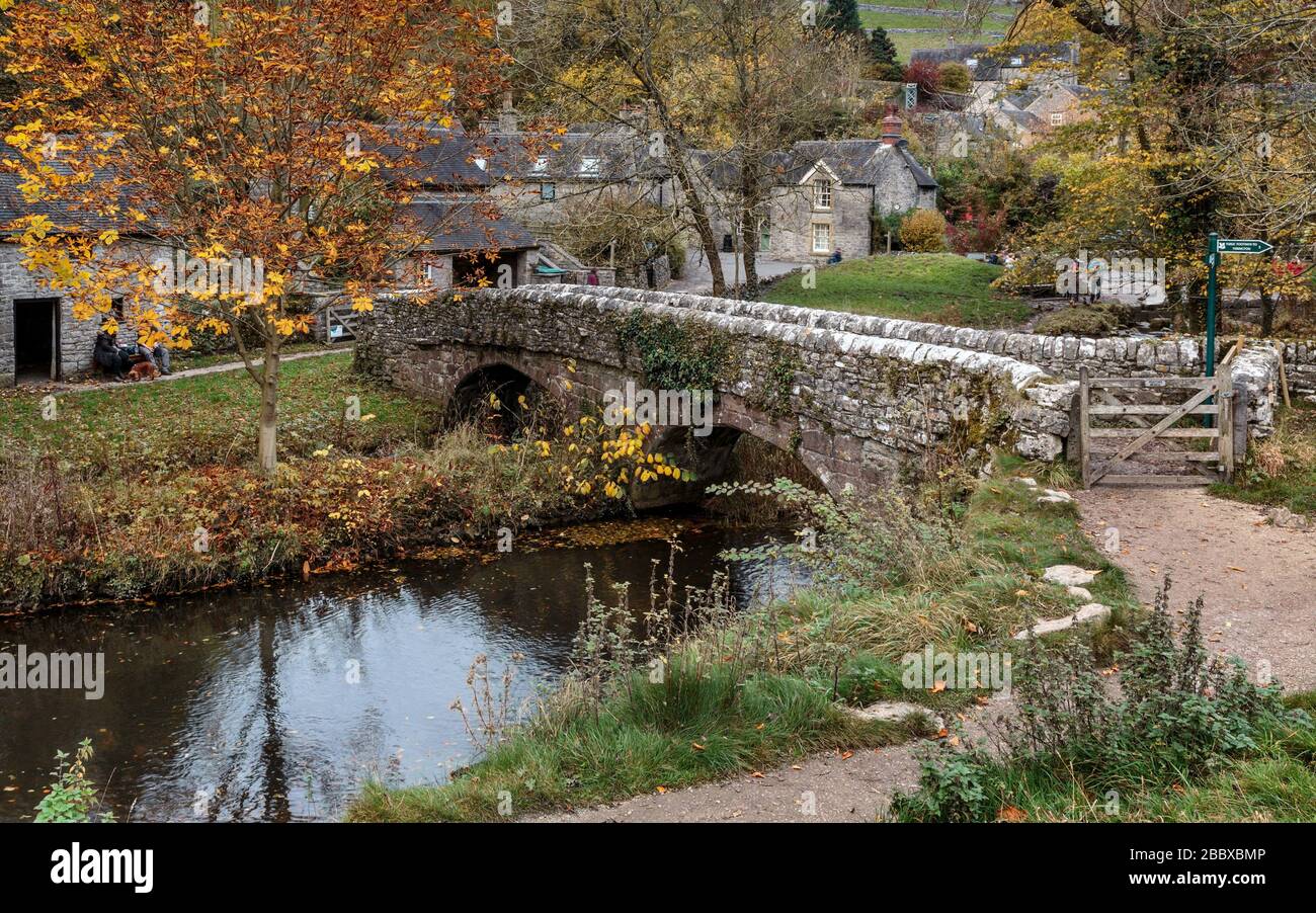 Viators Bridge e il fiume dove al villaggio di Milldale, Peak District National Park, Inghilterra, Regno Unito Foto Stock