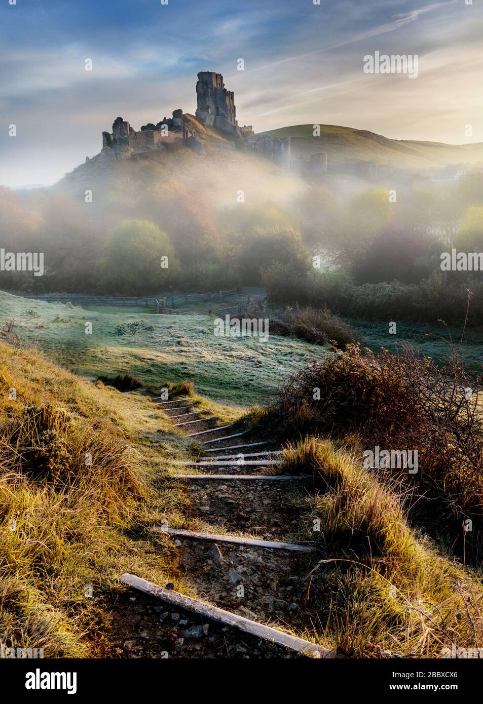 Alba su una mattinata di novembre nebbia e frosty al Castello di Corfe a Dorset, Inghilterra Foto Stock