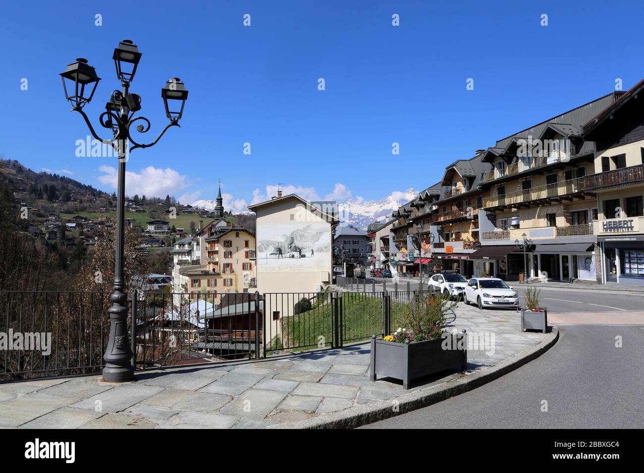 Resque représentant l'exploit de l'aviateur genevois François Durafour peinte par les artistes Irsut et Zoer en 2016. Saint-Gervais-les-Bains. Foto Stock