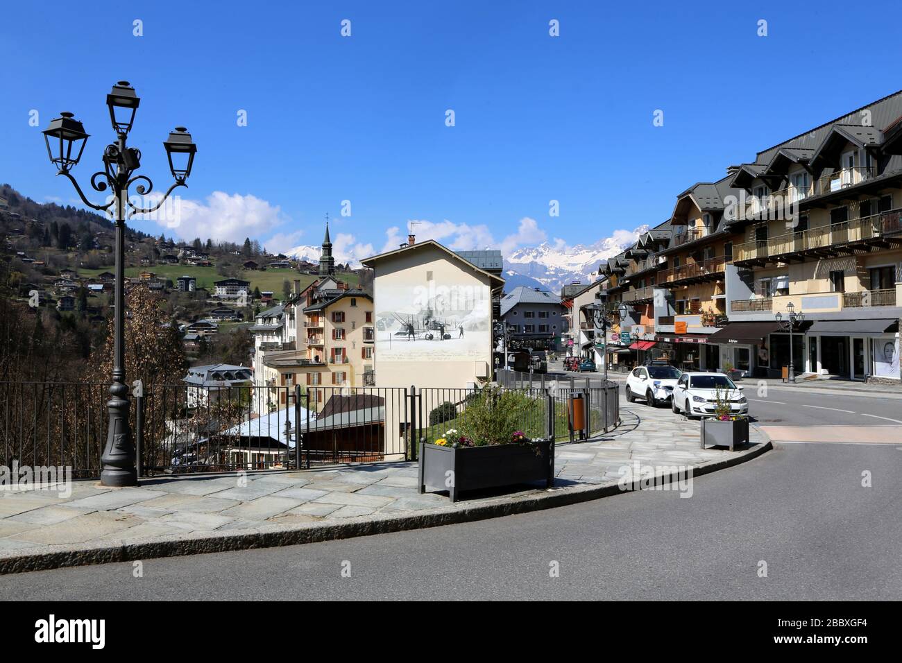 Resque représentant l'exploit de l'aviateur genevois François Durafour peinte par les artistes Irsut et Zoer en 2016. Saint-Gervais-les-Bains. Foto Stock