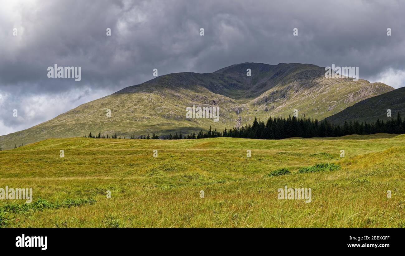 Coire na Muic & Stob Ghabhar (1090M) visto da West Highland Way vicino Forest Lodge, Loch Tulla, Argyll & Bute, Scozia, Regno Unito Foto Stock