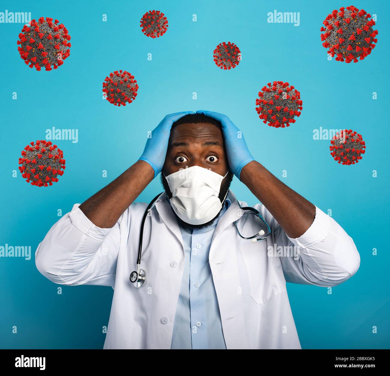 Preoccupato medic è preoccupato e paura del covid 19 virus corona. Sfondo blu Foto Stock