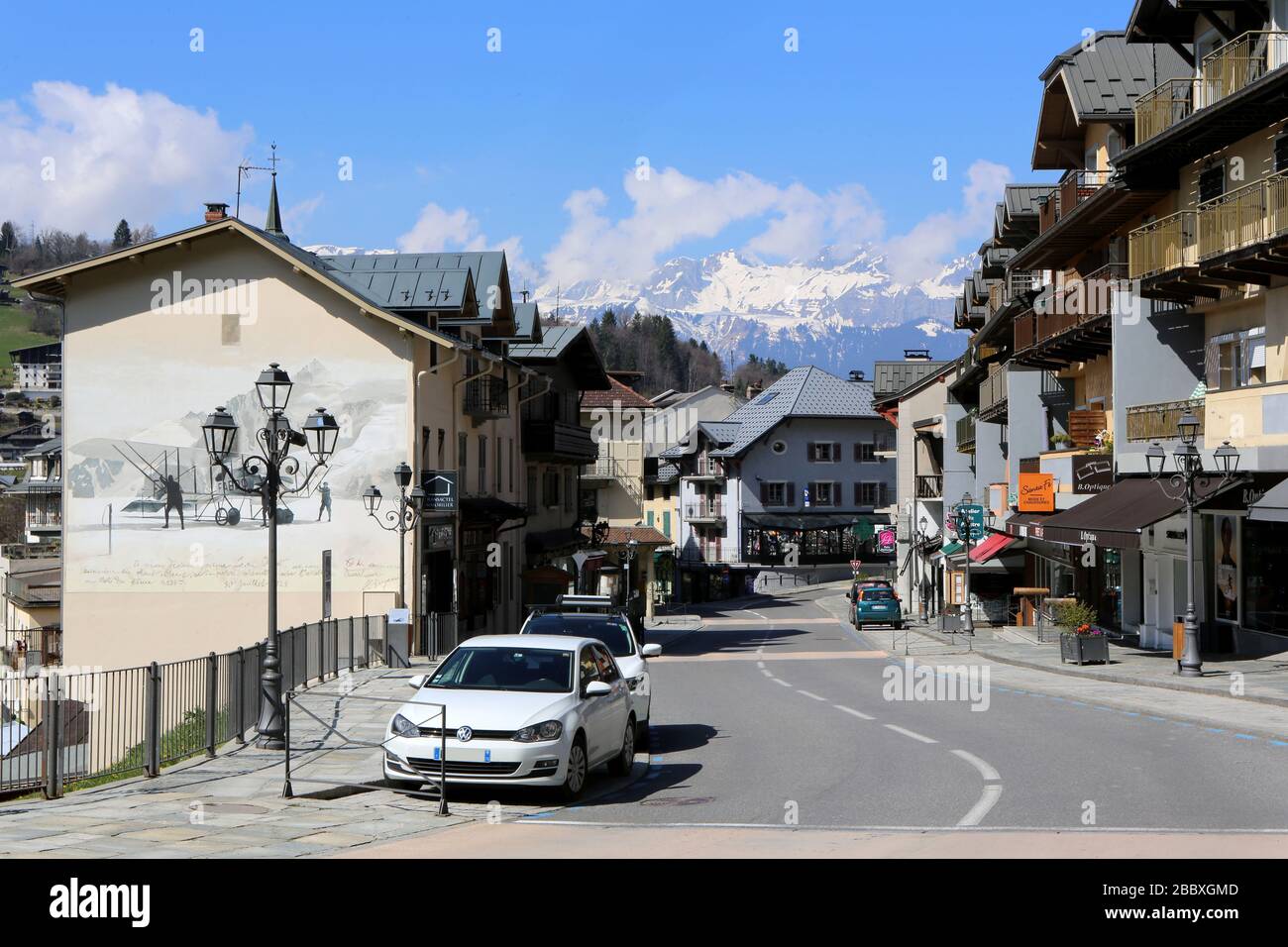 Resque représentant l'exploit de l'aviateur genevois François Durafour peinte par les artistes Irsut et Zoer en 2016. Saint-Gervais-les-Bains. Foto Stock
