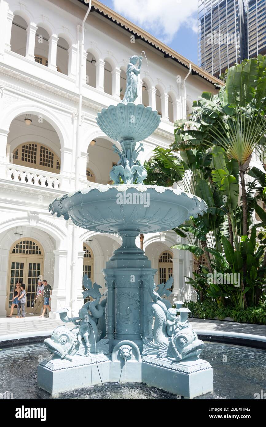 Terrazza con fontana al Raffles Hotel Singapore, Beach Road, Civic District, Central Area, Singapore Foto Stock