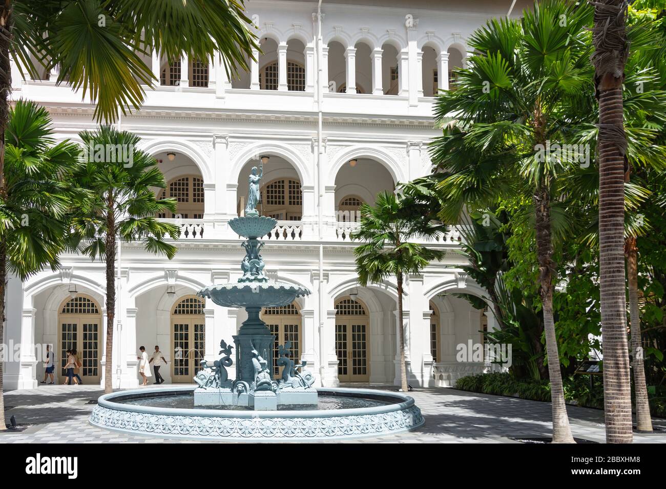 Terrazza con fontana al Raffles Hotel Singapore, Beach Road, Civic District, Central Area, Singapore Foto Stock