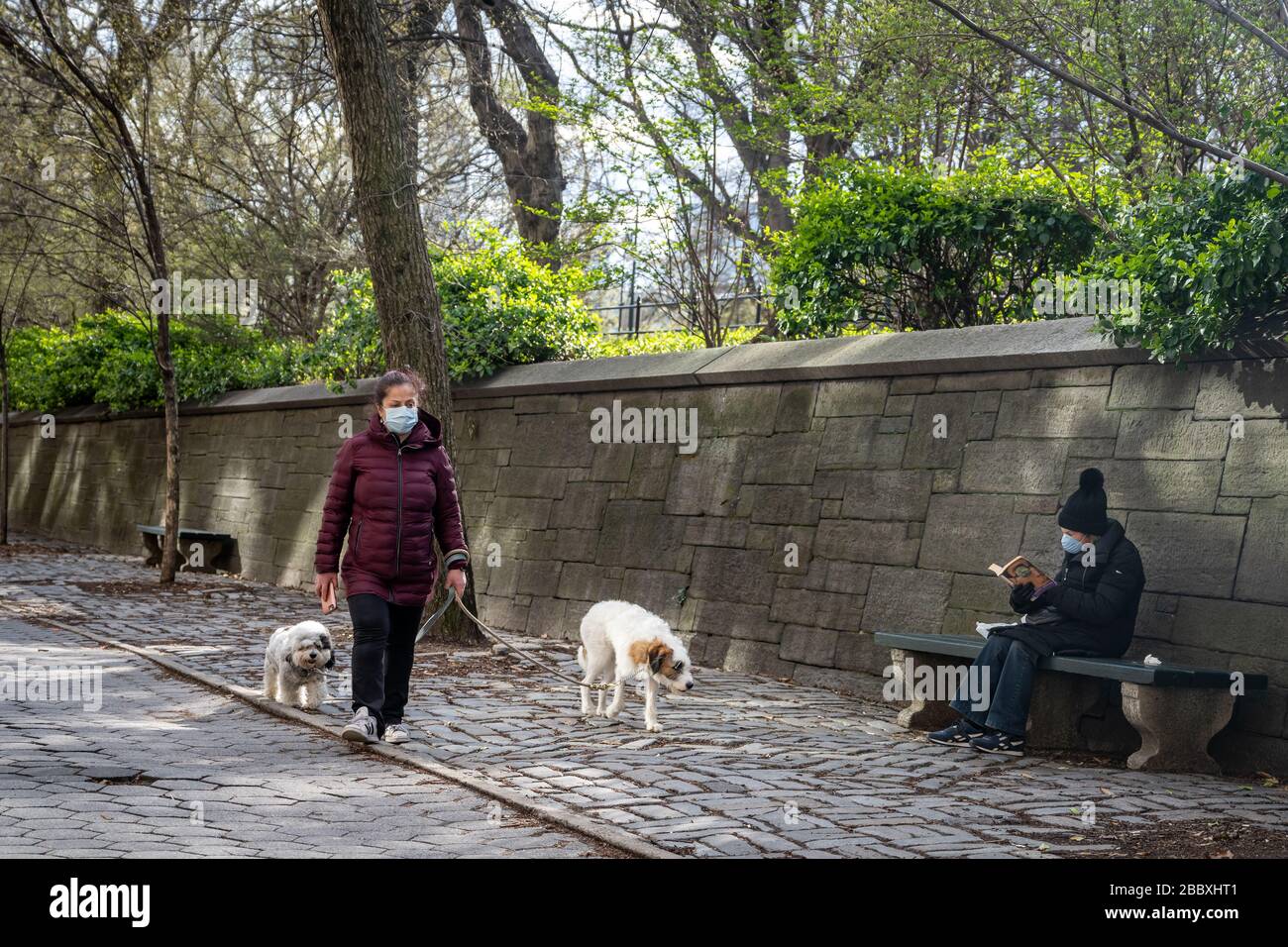 New York, Stati Uniti, 1 Apr 2020. Le persone indossano maschere facciali e mantengono le distanze sociali nella città di New York durante la crisi del coronavirus. Credito: Enrique S. Foto Stock