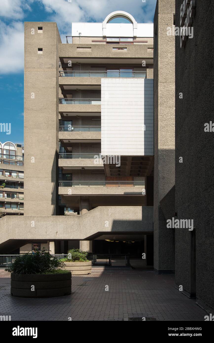 Scale Barbican Center concrete 1960s Brutalist Architecture Barbican Estate di Chamberlin Powell e Bon Architects Ove Arup su Silk Street, Londra Foto Stock