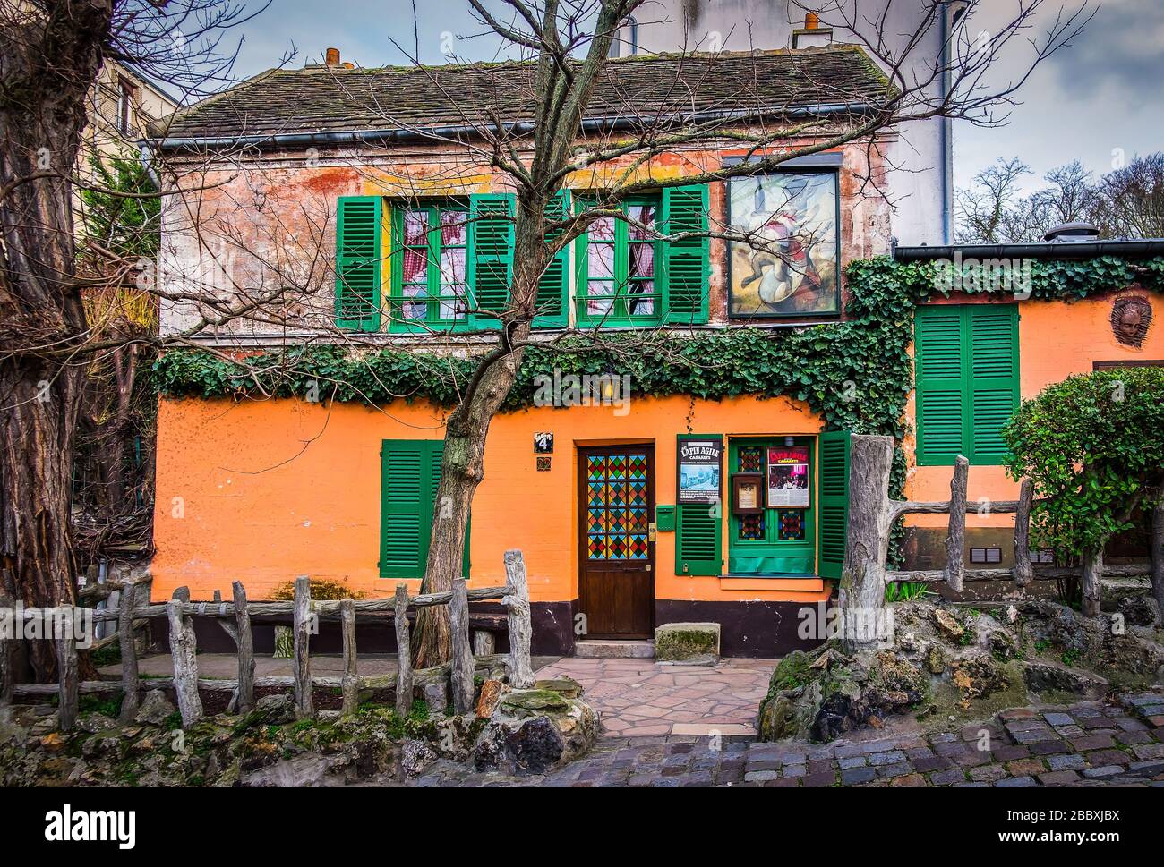 Parigi, Francia, Febbraio 2020, vista della facciata del cabaret "il Lapin Agile" situato nel centro del quartiere di Montmartre Foto Stock