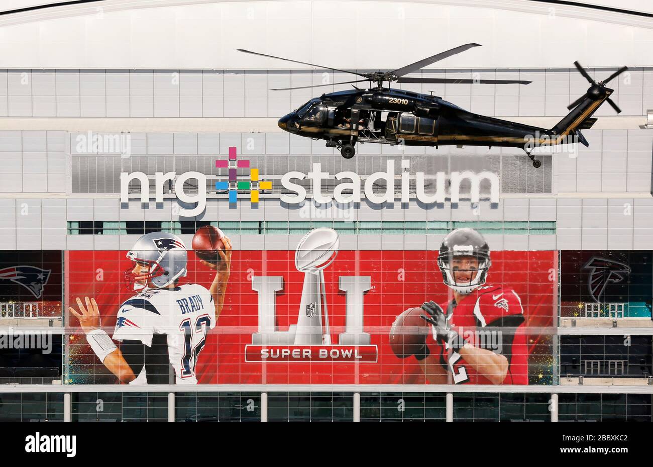 Un elicottero Black Hawk, che opera nel settore doganale e della protezione dei confini degli Stati Uniti, opera nel settore dell'aria e della marina, sorvola lo stadio NRG in anticipo rispetto al Super Bowl li di Houston, Texas, 31 gennaio 2017. Foto Stock