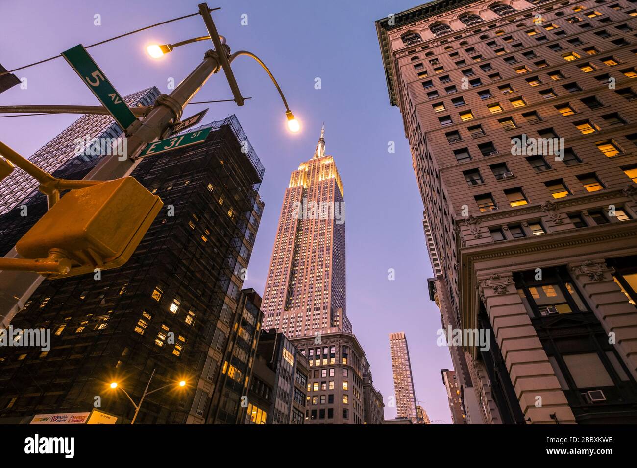 La cima dell'Empire state Building di notte a New York, NY, il 24 agosto 2103 a New York, NY Foto Stock