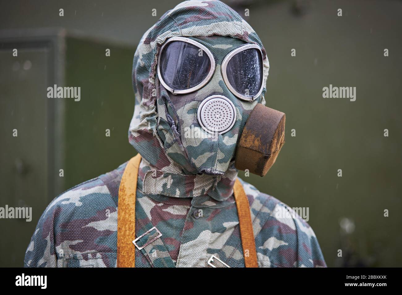 Militare Uomo In Tuta Protettiva E Maschera Antigas Allaperto - Fotografie  stock e altre immagini di Adulto - iStock