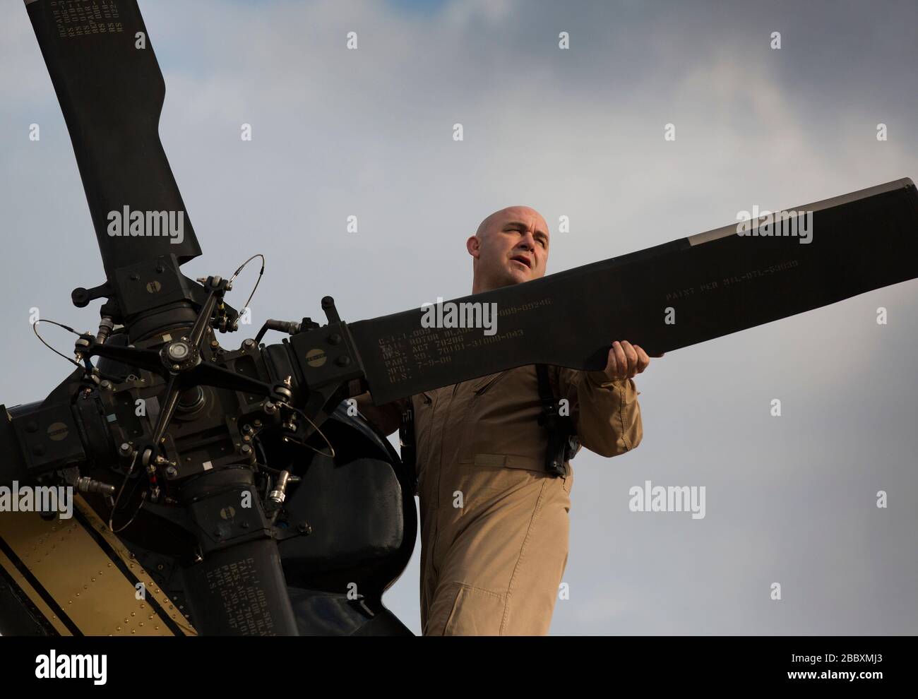 Un agente di interdizione aerea con la dogana e la protezione dei confini degli Stati Uniti, Air and Marine Operations, controlla il rotore di coda di un elicottero UH-60 Black Hawk prima di un volo per fornire la sicurezza dello spazio aereo per Super Bowl li, a Conroe, Texas, 1° febbraio 2017. Le unità con operazioni aeree e marine e l'Ufficio delle operazioni sul campo hanno collaborato con la Civil Air Patrol per praticare un'intercettazione aria-aria utilizzando due elicotteri amo UH-60 Black Hawk e due aerei C-550 Citation per tracciare un'incursione simulata nello spazio aereo ristretto. Foto Stock