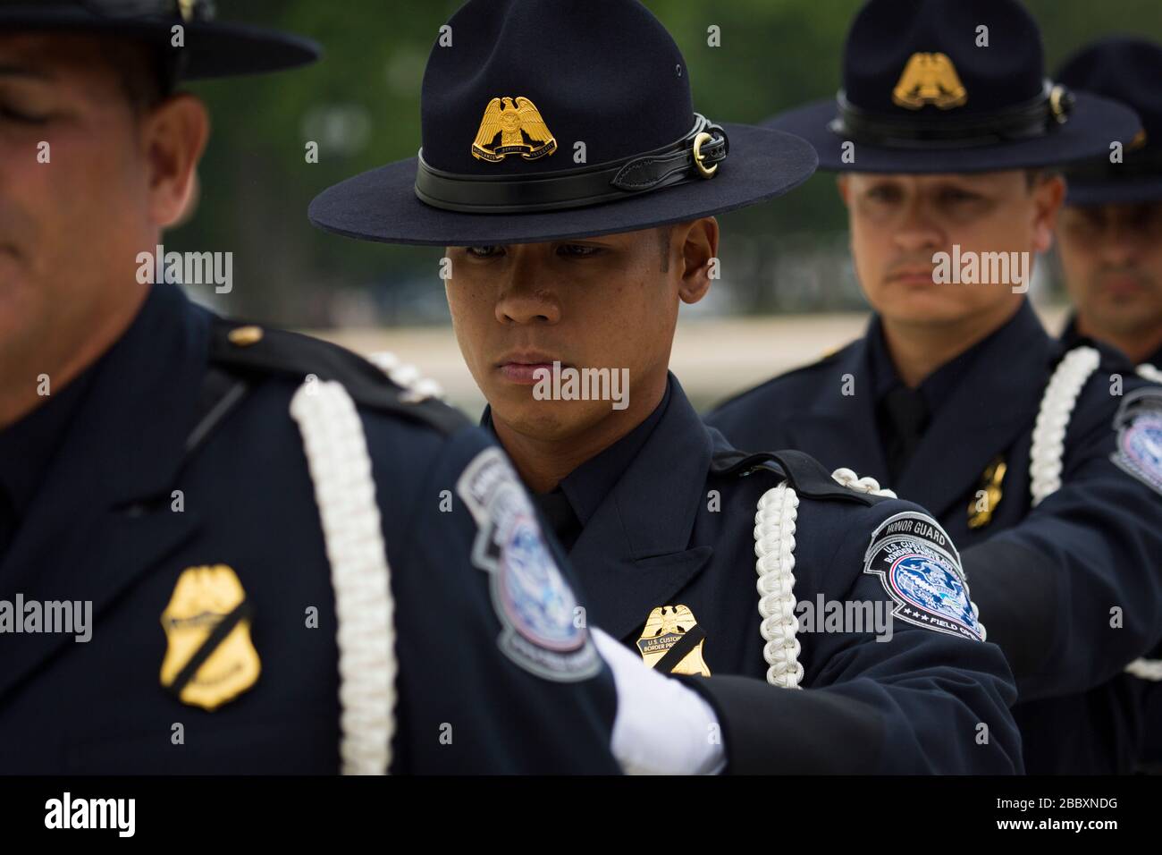 Reportage - Dogana e protezione delle frontiere, Office of Field Operations Honor Guard Team competere durante la National Police Week a Washington ca. Maggio 2014 Foto Stock