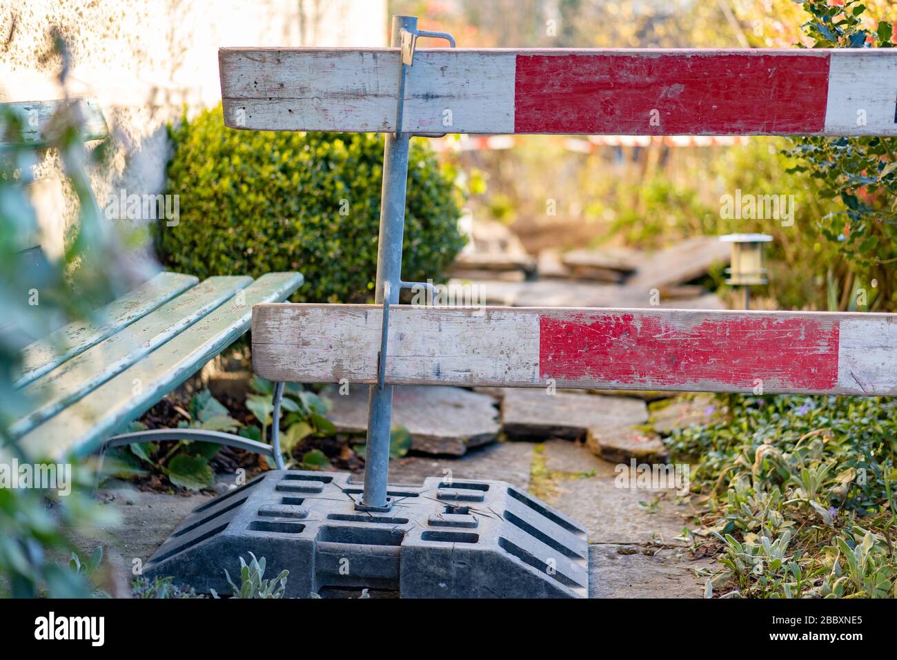 Barriera di costruzione nel cortile anteriore. Barricata per cantiere di fusto di fognatura. Focus su primo piano, per concetto. Foto Stock