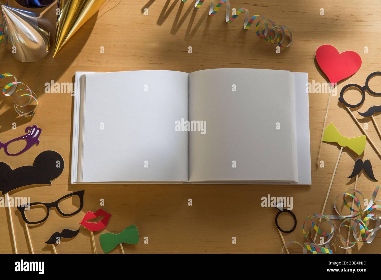 un libro sulla scrivania con regali Foto Stock