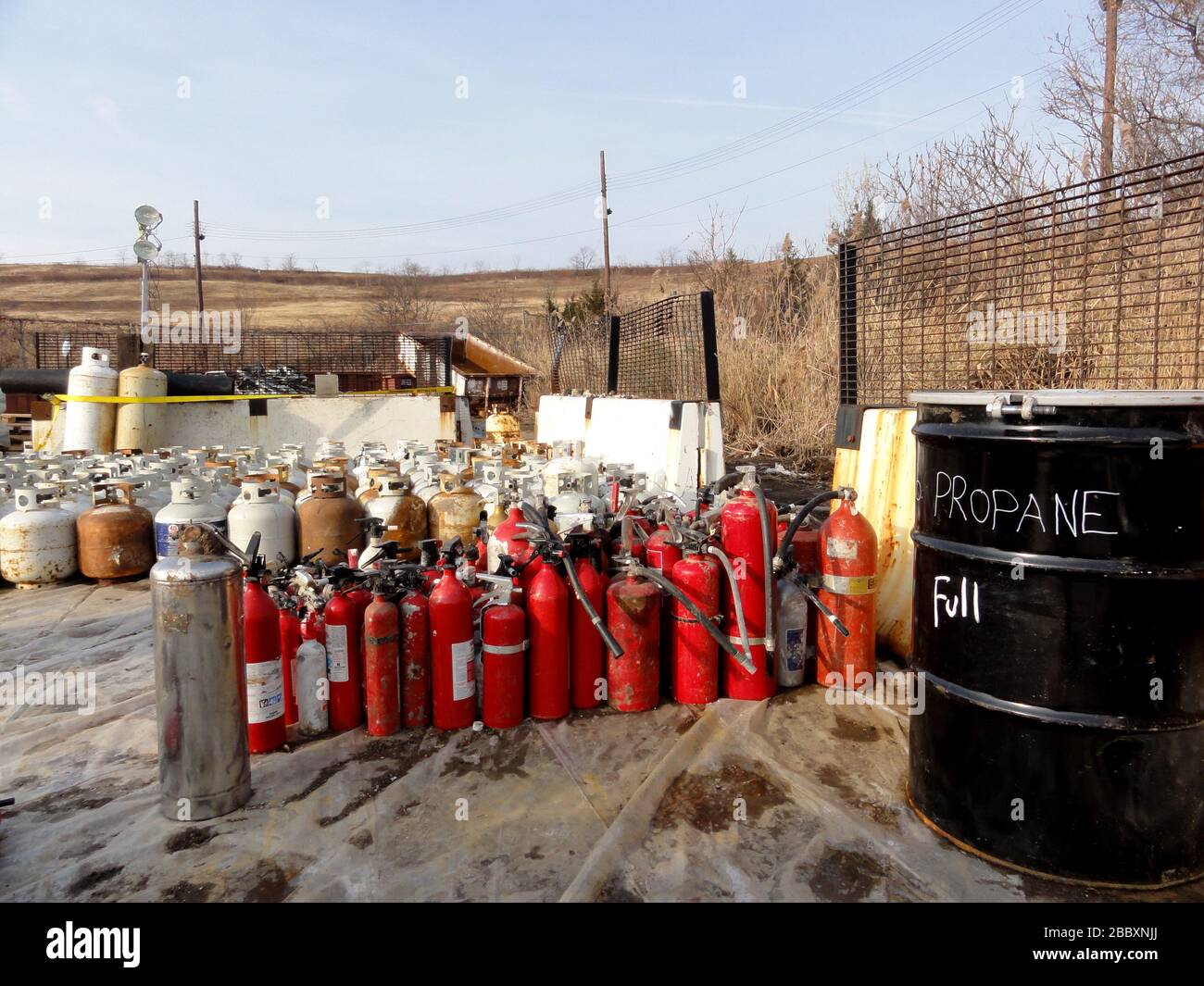 EPA sta raccogliendo, organizzando e smaltendo correttamente una varietà di articoli domestici quotidiani. Questi elementi, al di fuori del loro uso corretto, possono essere pericolosi per la salute umana e l'ambiente. Foto Stock