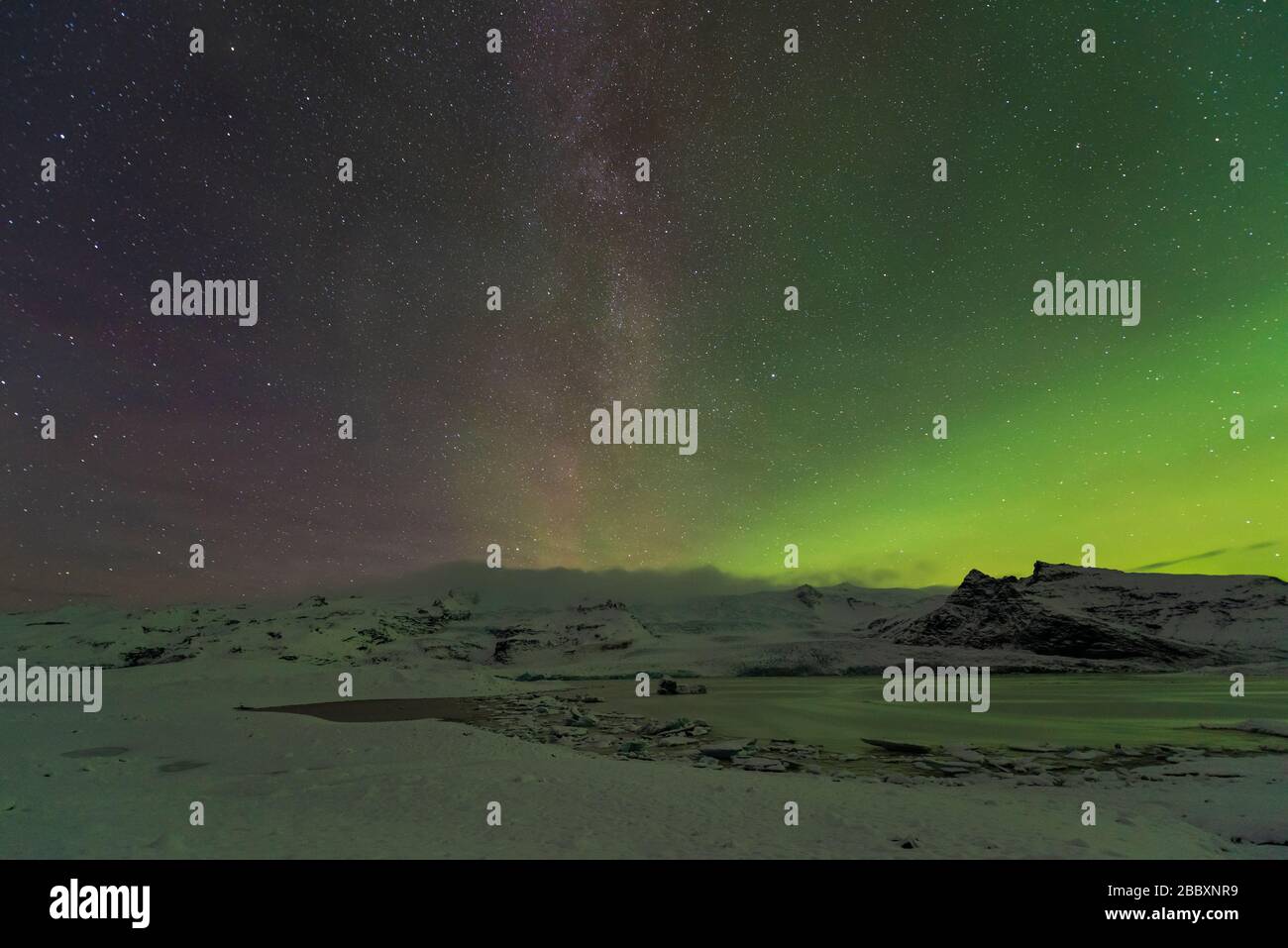 Aurora boreale. Laguna glaciale di Fjallsarlon, Islanda sud-orientale, metà novembre, di Dominique Braud/Dembinsky Photo Assoc Foto Stock