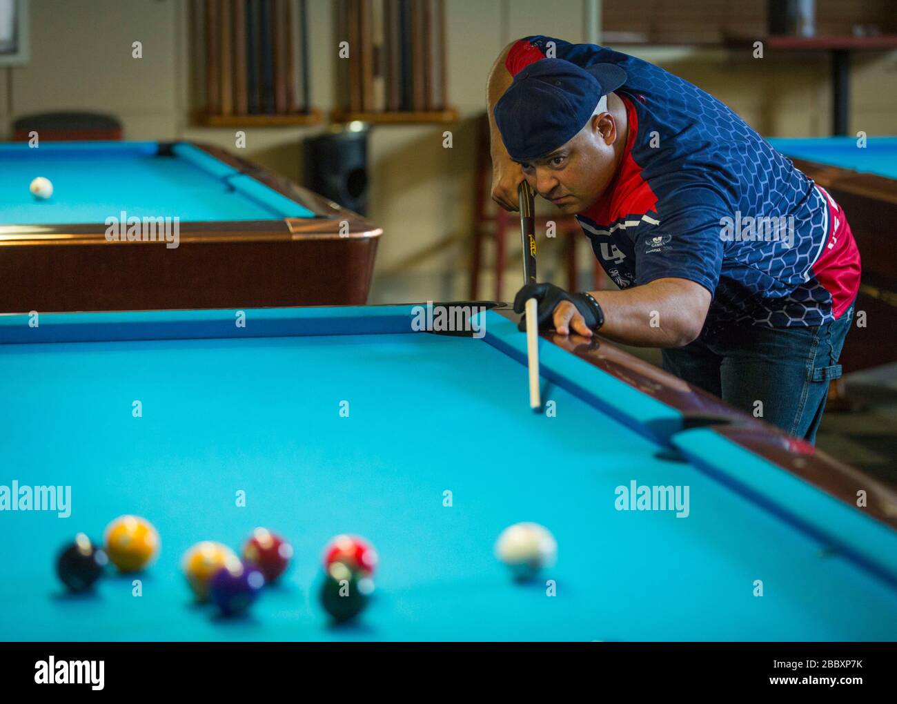 Un agente di pattuglia di confine partecipa al torneo di Pocket Billiards tenutosi alla polizia Mondiale e ai Giochi antincendio di Herndon Virginia Foto Stock