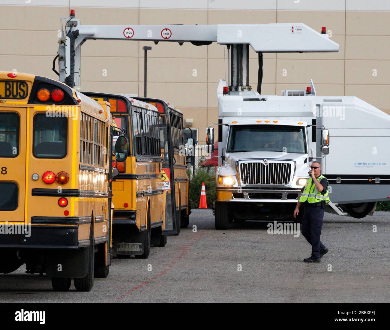 Il Dogana e la protezione dei confini degli Stati Uniti (CBP) dirige un CBP non intrusivo che scava i veicoli di ispezione diretti nella zona di sicurezza papale a Philadelphia il 25 settembre 2015. CBP ha contribuito alla sicurezza papale a Washington, D.C., New York City e Philadelphia durante la visita settimanale del Papa Francesco negli Stati Uniti. Foto Stock