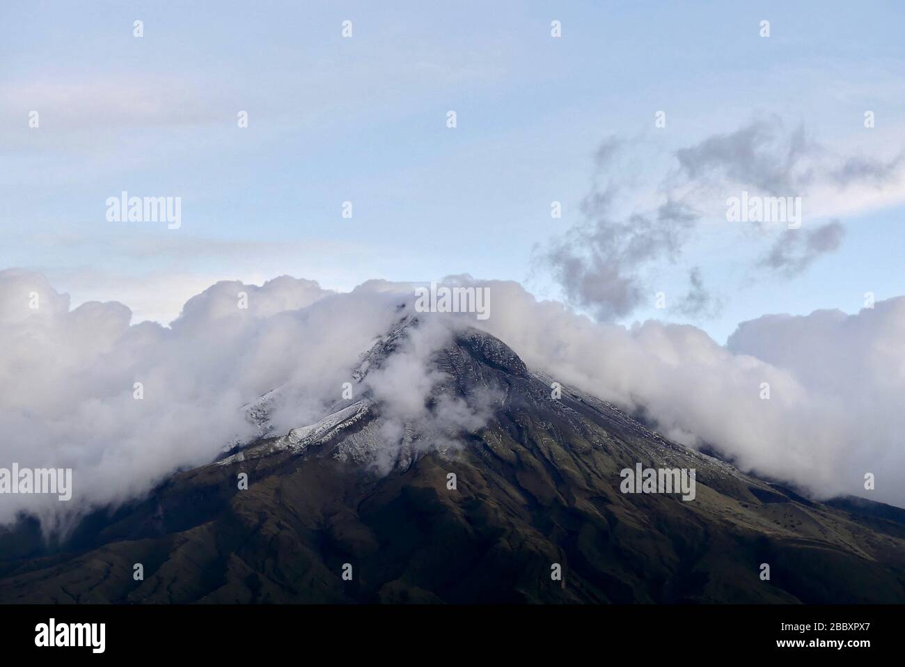 Monte Taranaki (Monte Egmont) in serata luce con nuvole intorno alla cima Foto Stock