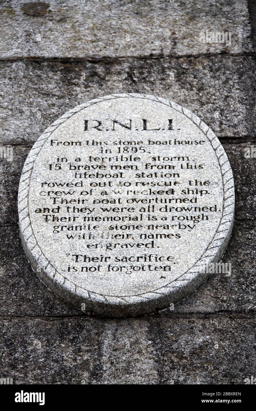 Placca commemorativa di RNLI al porto di Dun Laoghaire Foto Stock