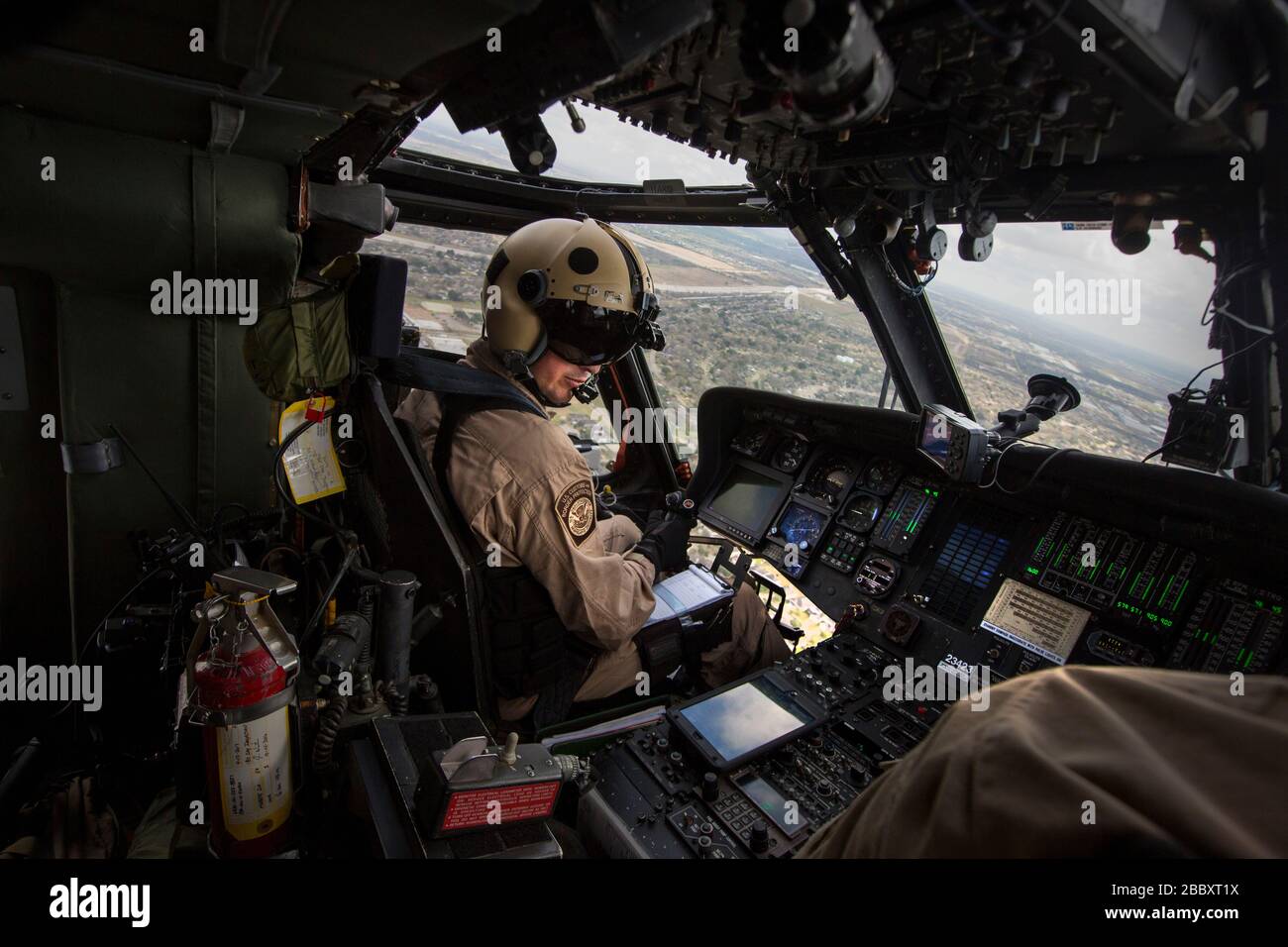 Un U.S. Delle dogane e della protezione delle frontiere, aria e operazioni Marine aria agente di interdizione piloti un UH-60 Black Hawk elicottero in aria di intercettare esercizio in quanto forniscono la sicurezza dello spazio aereo per il Super Bowl LI, in Conroe, Texas, 1 febbraio 2017. Unità con aria e marini e le operazioni di ufficio di operazioni sul campo teamed in su con la Civil Air Patrol per mettere in pratica un'aria-aria intercettare utilizzando due AMO UH-60 Black Hawk elicotteri e due C-550 Citation Jet per rintracciare la simulazione di una incursione nel ristretto spazio aereo. Un volo supplementare è stata fatta per acquisire un UH-60 Black Hawk passando da NRG Stad Foto Stock