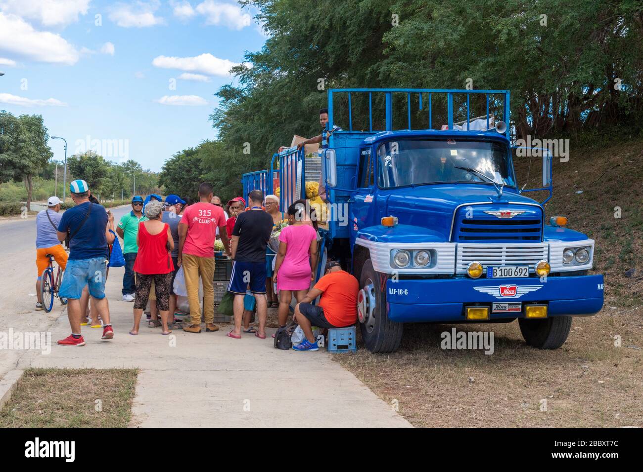Persone in attesa di acquistare frutta e verdura fresca da un camion, Cienfuegos, Cuba Foto Stock
