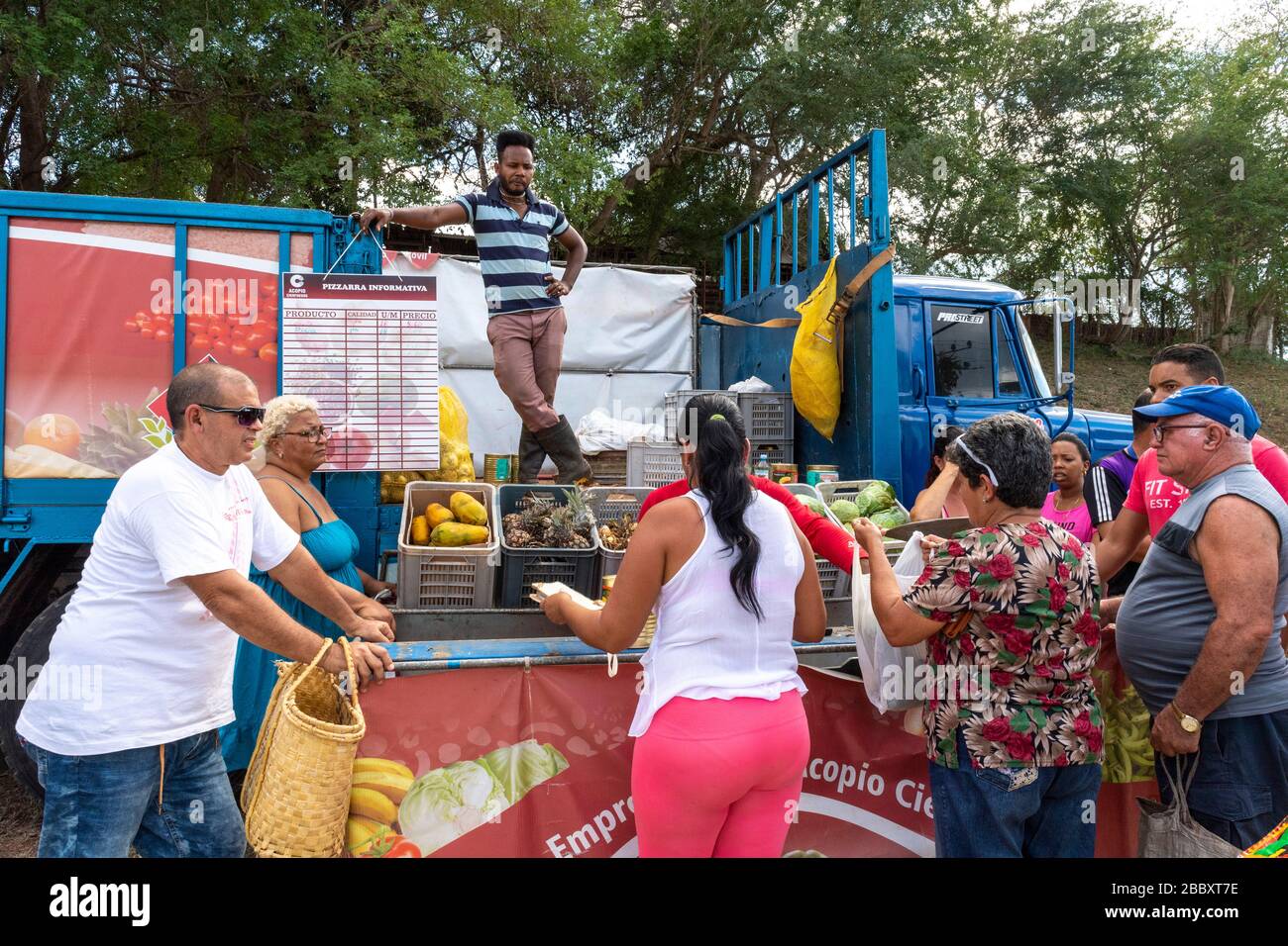 Persone in attesa di acquistare frutta e verdura fresca da un camion, Cienfuegos, Cuba Foto Stock