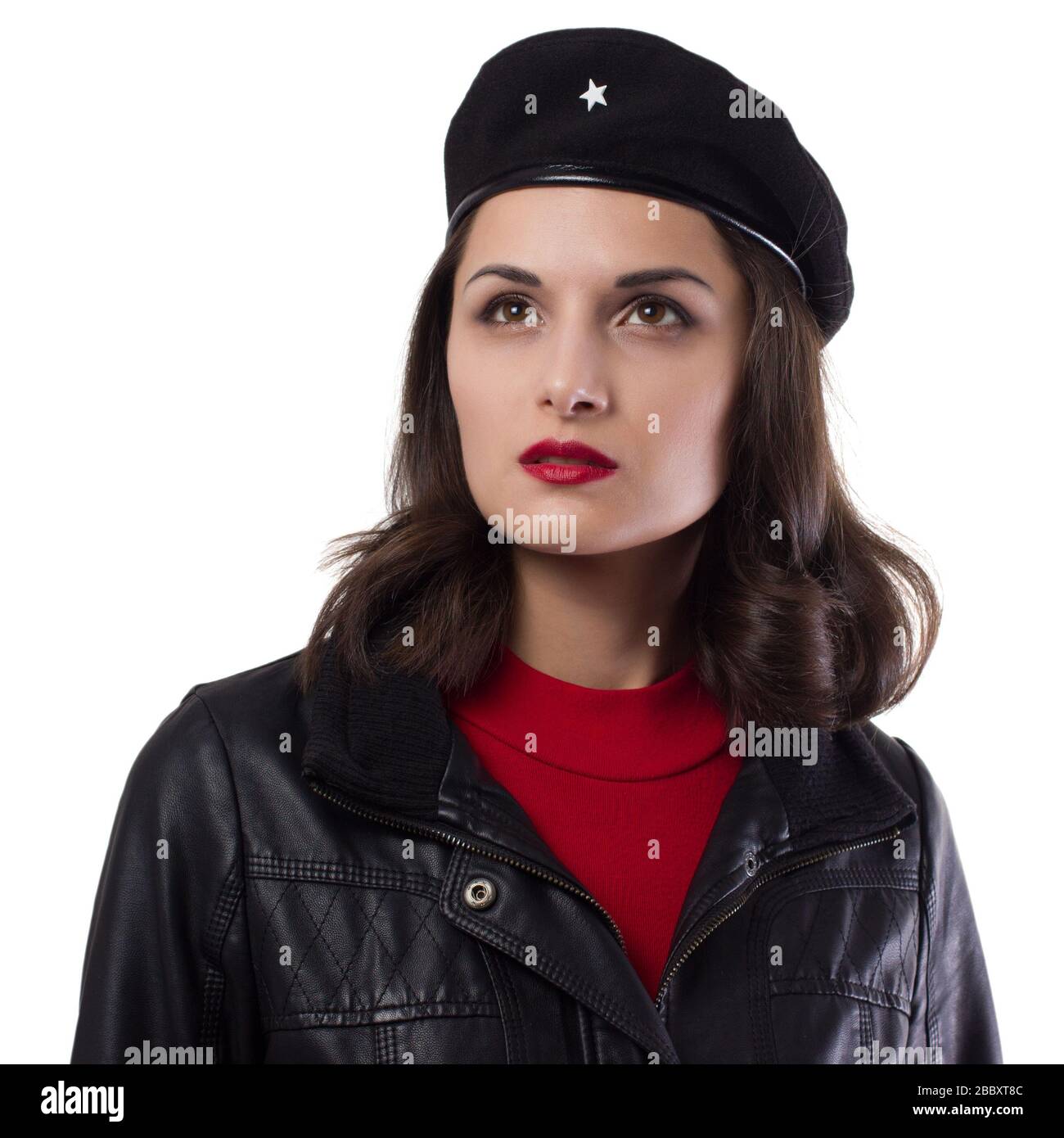 Giovane donna giacca nera, maglione rosso e cappello con un riferimento ad Ernesto  che Guevara su sfondo bianco Foto stock - Alamy