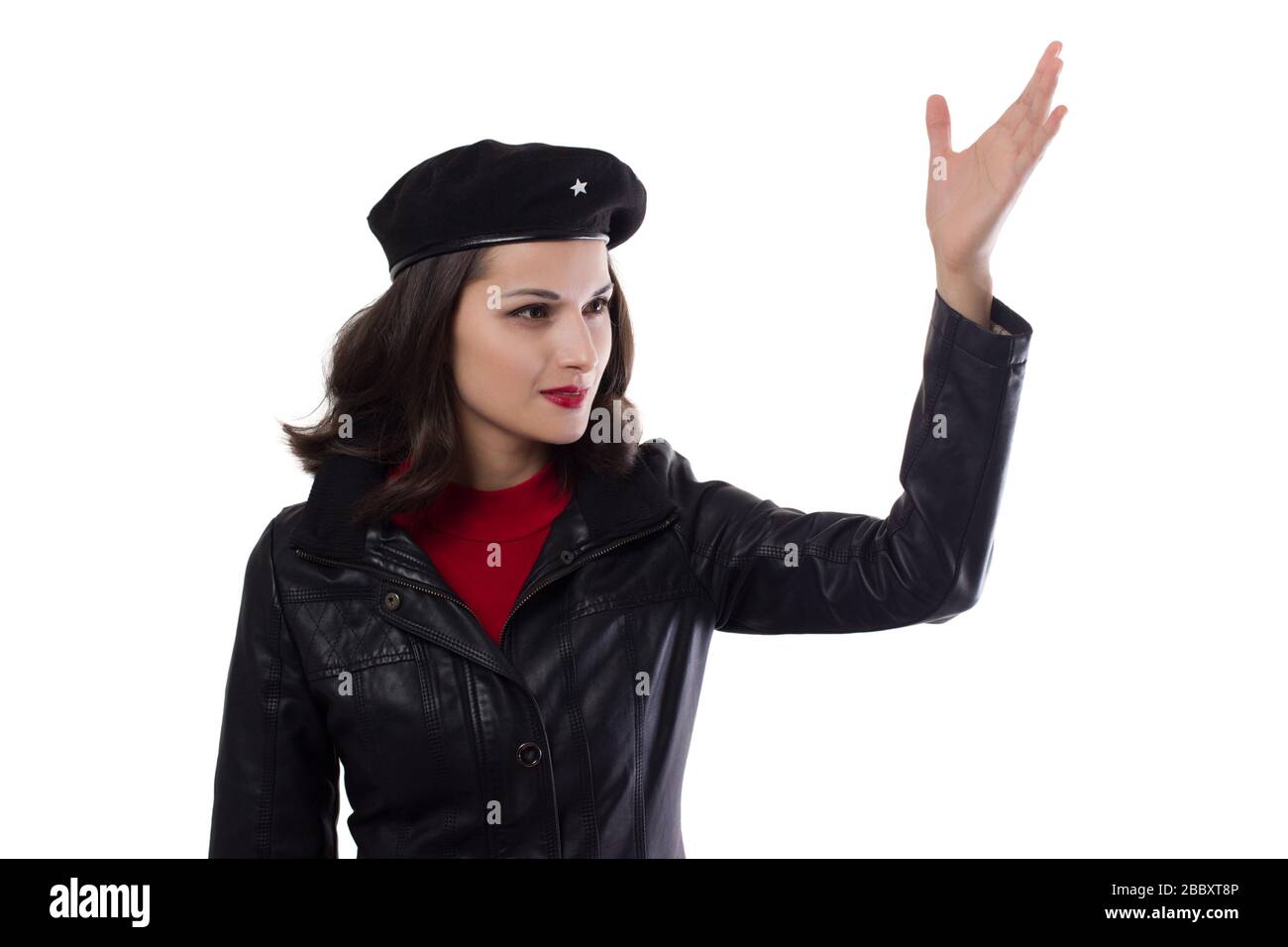 Giovane donna giacca e cappello nero, gesto alzata a mano con riferimento  ad Ernesto che Guevara su sfondo bianco Foto stock - Alamy