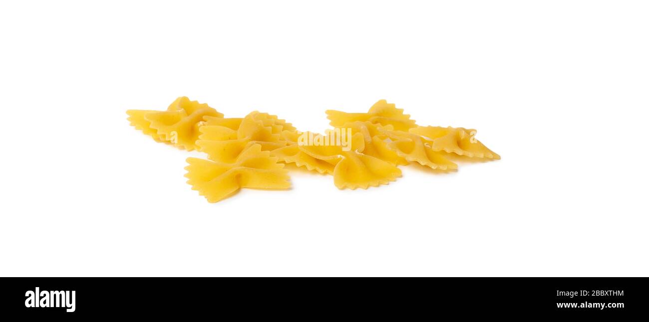 Farfalle pasta isolati su sfondo bianco Foto Stock