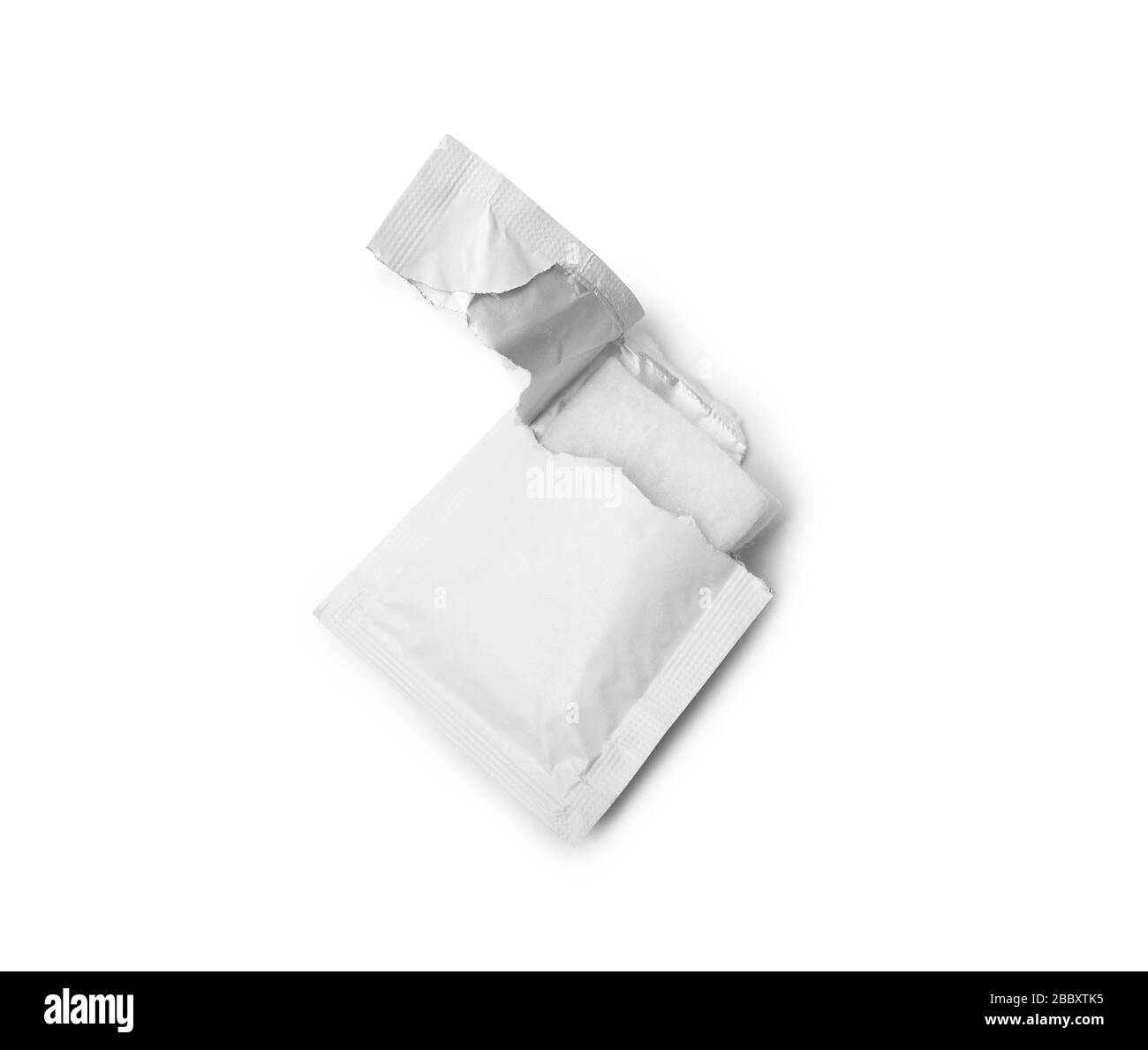 Sacchetto per salviette umidificate, confezione aperta isolata su sfondo bianco. Con tracciato di ritaglio Foto Stock