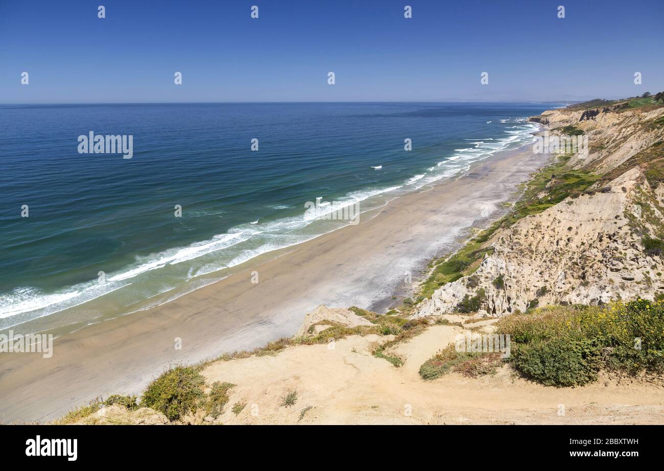 Vista panoramica del paesaggio aereo da sopra Torrey Pines state Park Reserve Black Beach e costa meridionale dell'Oceano Pacifico a nord di San Diego Foto Stock