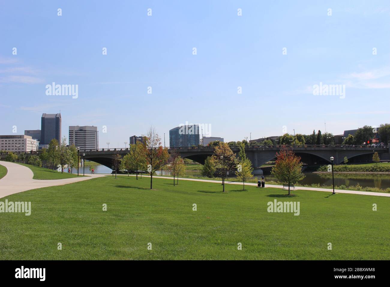 Sentiero del parco di Genova, palazzo del tribunale distrettuale, strade della città di Columbus, ponte ferroviario telaio alberi verdi in una soleggiata giornata primaverile Foto Stock