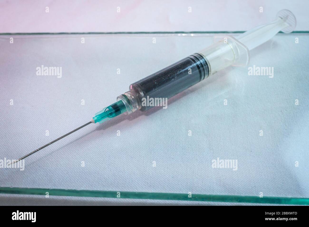 vaccino in siringa per il trattamento di covid 19 iniezione 4 Foto Stock