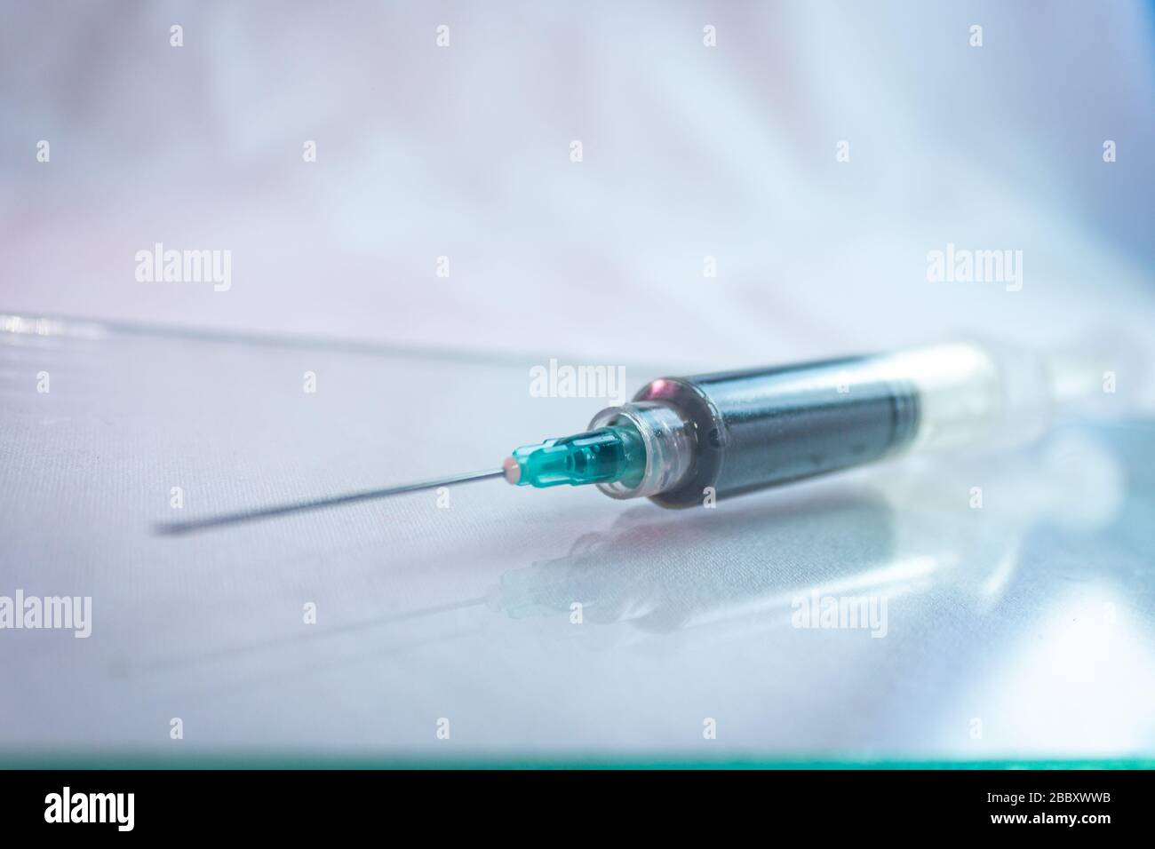 vaccino in siringa per il trattamento dell'iniezione di covid 19 Foto Stock