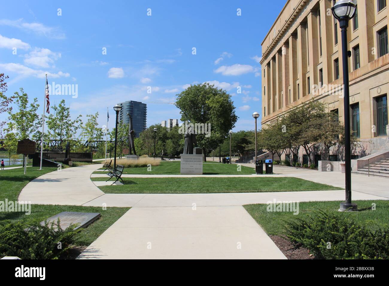 Sentiero del parco di Genova, palazzo del tribunale distrettuale, strade della città di Columbus, ponte ferroviario telaio alberi verdi in una soleggiata giornata primaverile Foto Stock